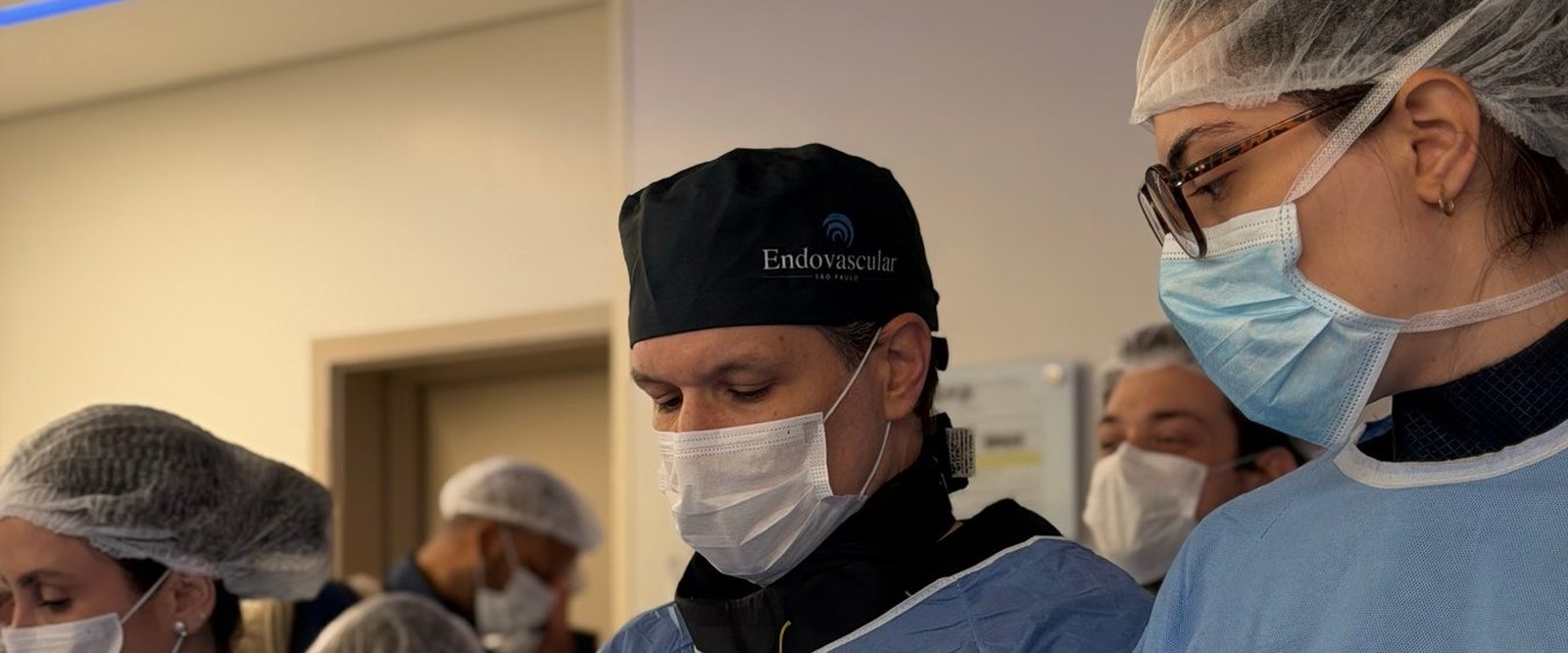 Dr. Igor Sincos e a equipe no campo cirúrgico, em procedimento por punção