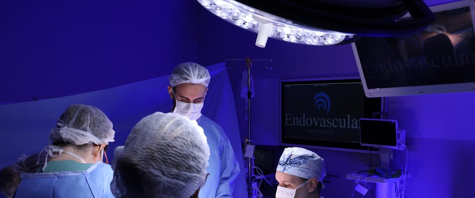 Visão geral do centro cirúrgico durante um procedimento vascular