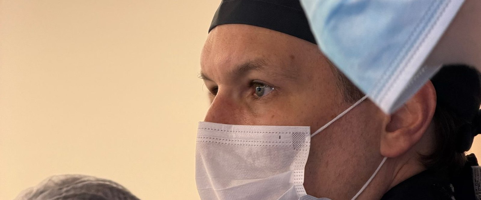 Dr. Igor Sincos concentrado durante um procedimento endovascular