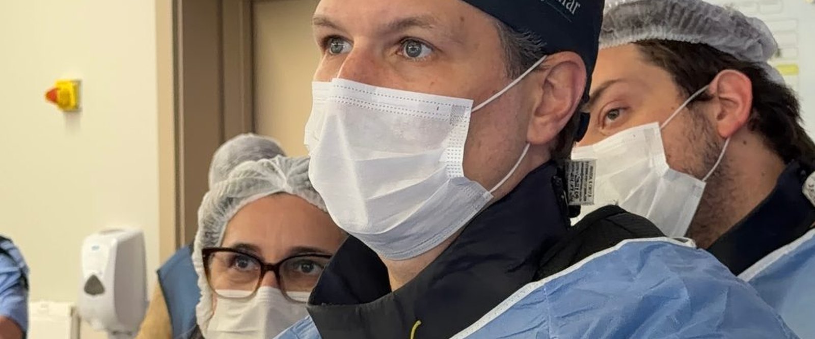 Dr. Igor Sincos e a equipe acompanhando um procedimento guiado por imagem