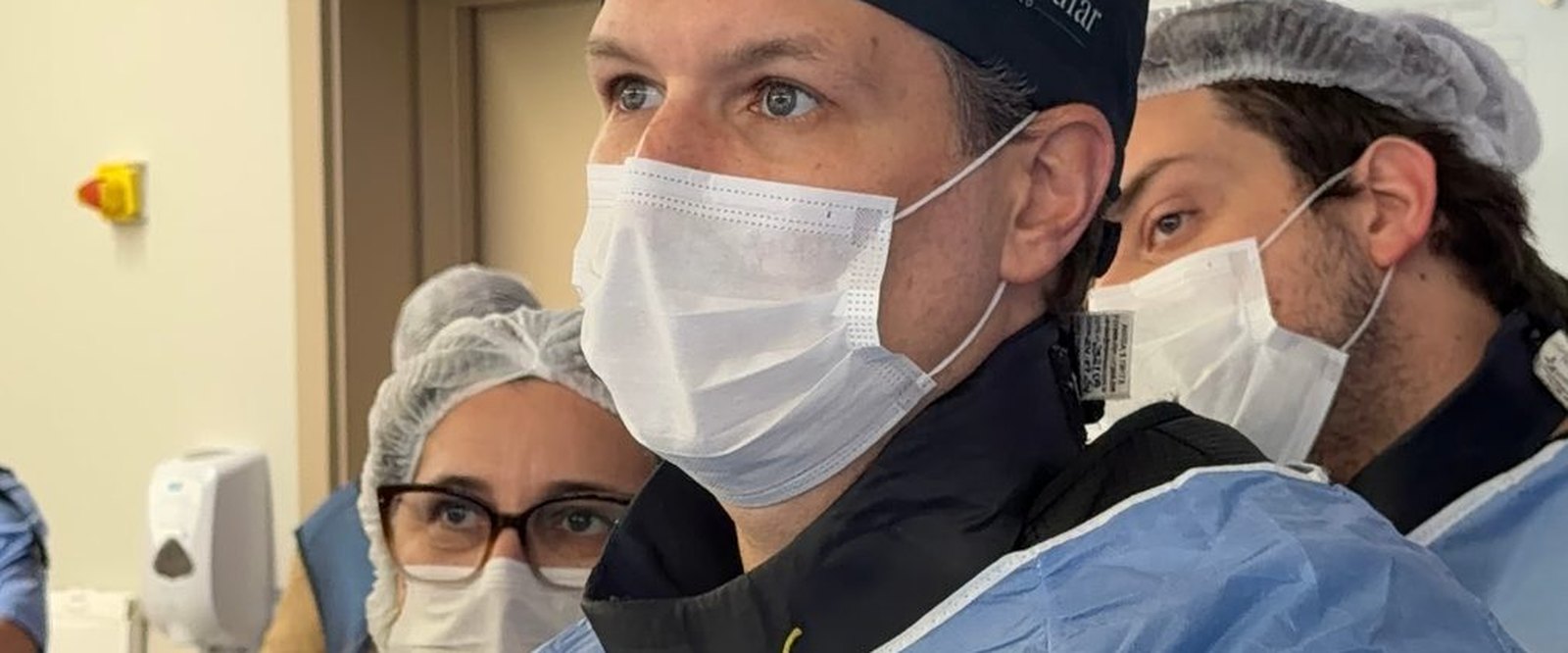 Dr. Igor Sincos e a equipe na sala de procedimentos endovasculares