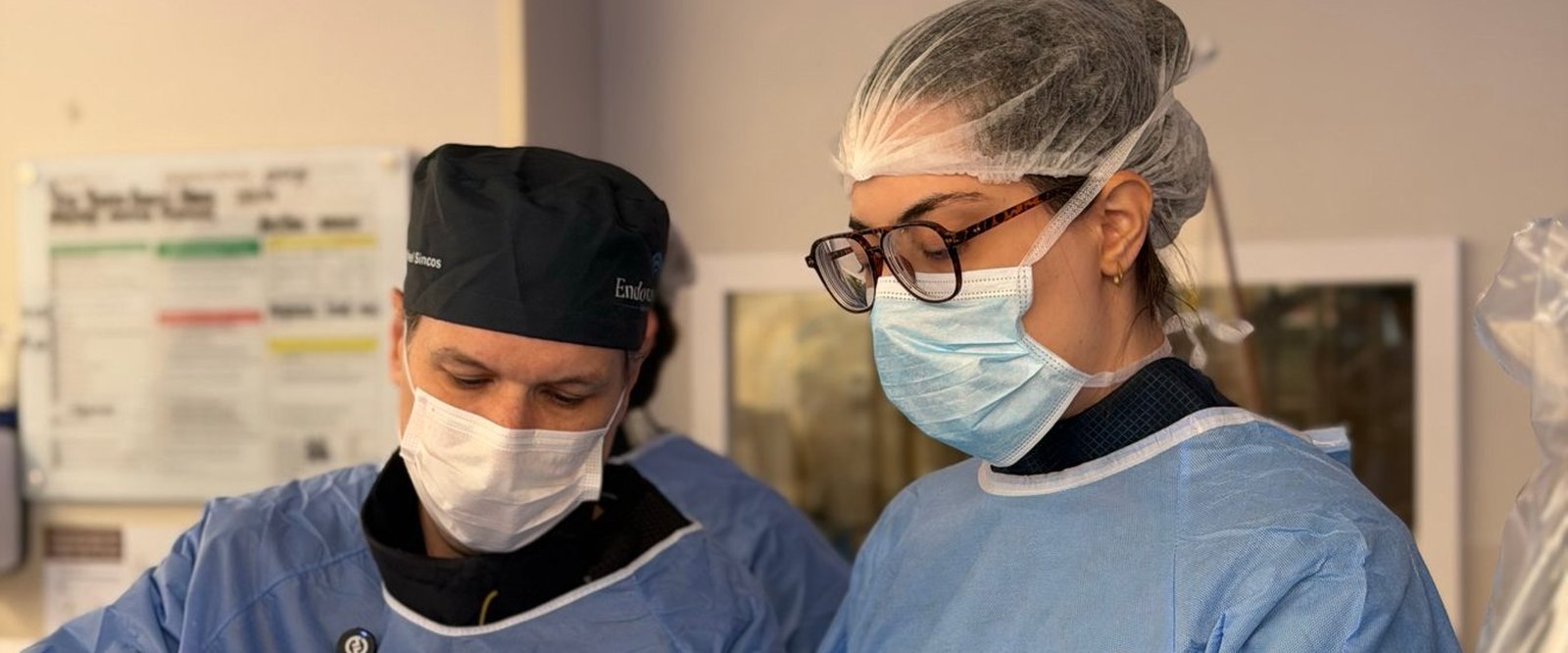 Dr. Igor Sincos e a equipe durante uma punção guiada, no campo cirúrgico